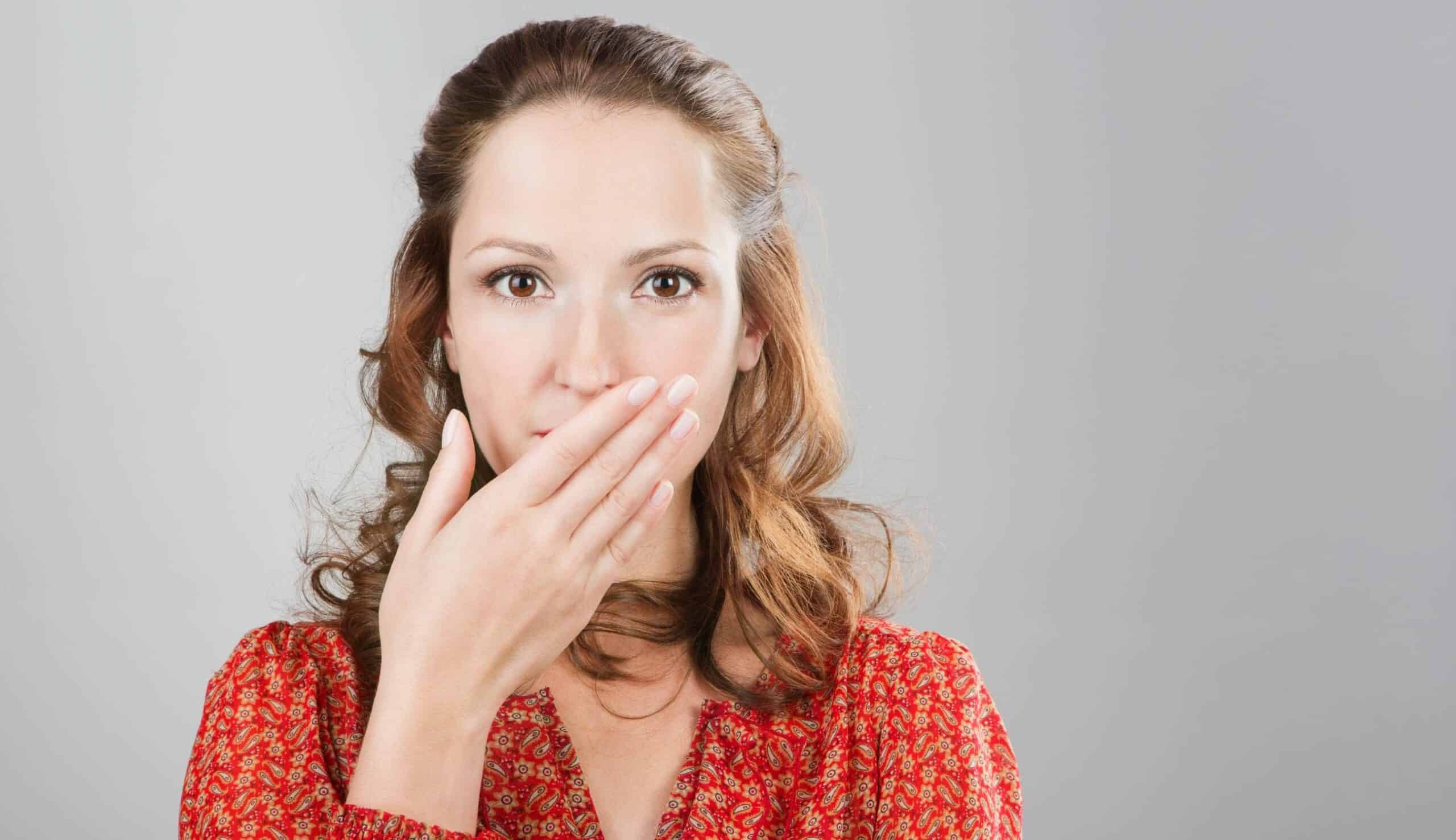Comment soigner une mauvaise haleine chronique ? | Clinique dentaire Sana Oris | Paris 8