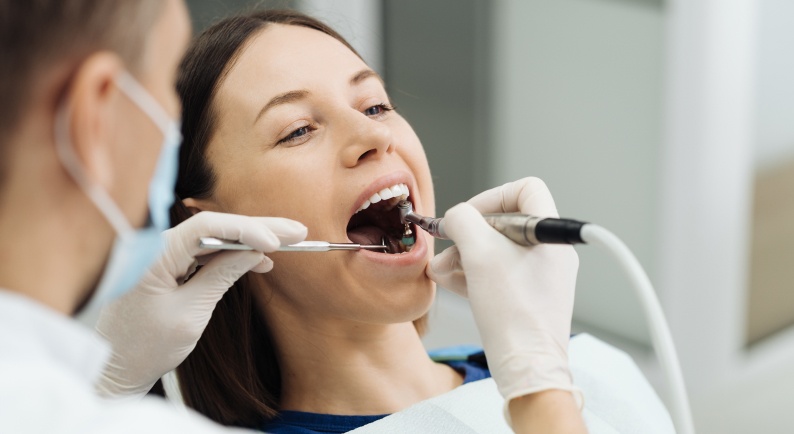 Qu’est-ce qu’une endodontie sous microscope ? | Clinique dentaire Sana Oris | Paris 8