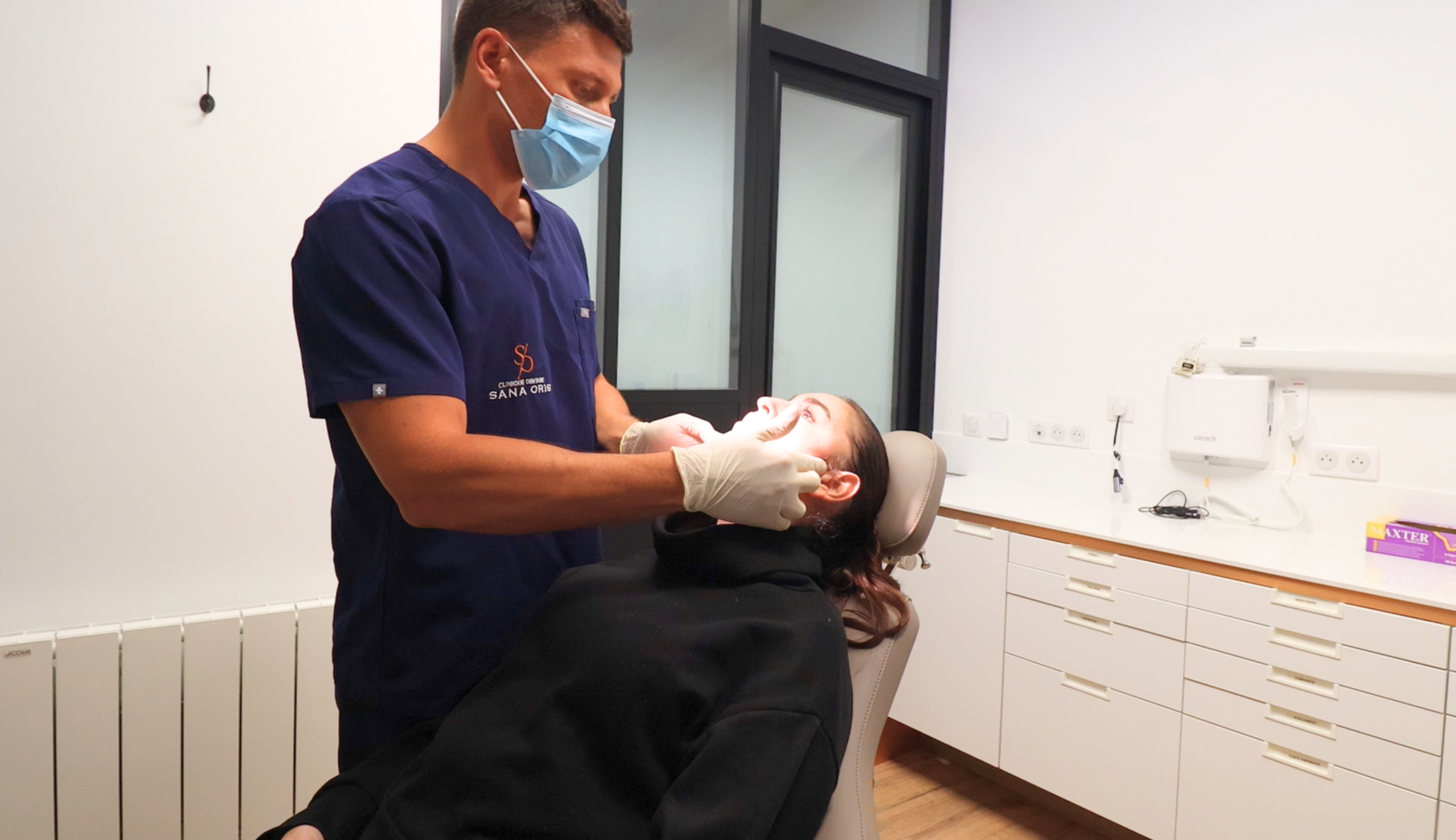 Quel est l'importance du suivi médical après une pose d'implant dentaire ? | Clinique dentaire Sana Oris | Paris