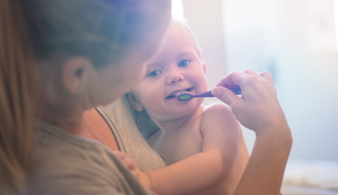 A partir de quand apprendre le brossage des dents à son enfant ? | Clinique dentaire Sana Oris | Paris 8