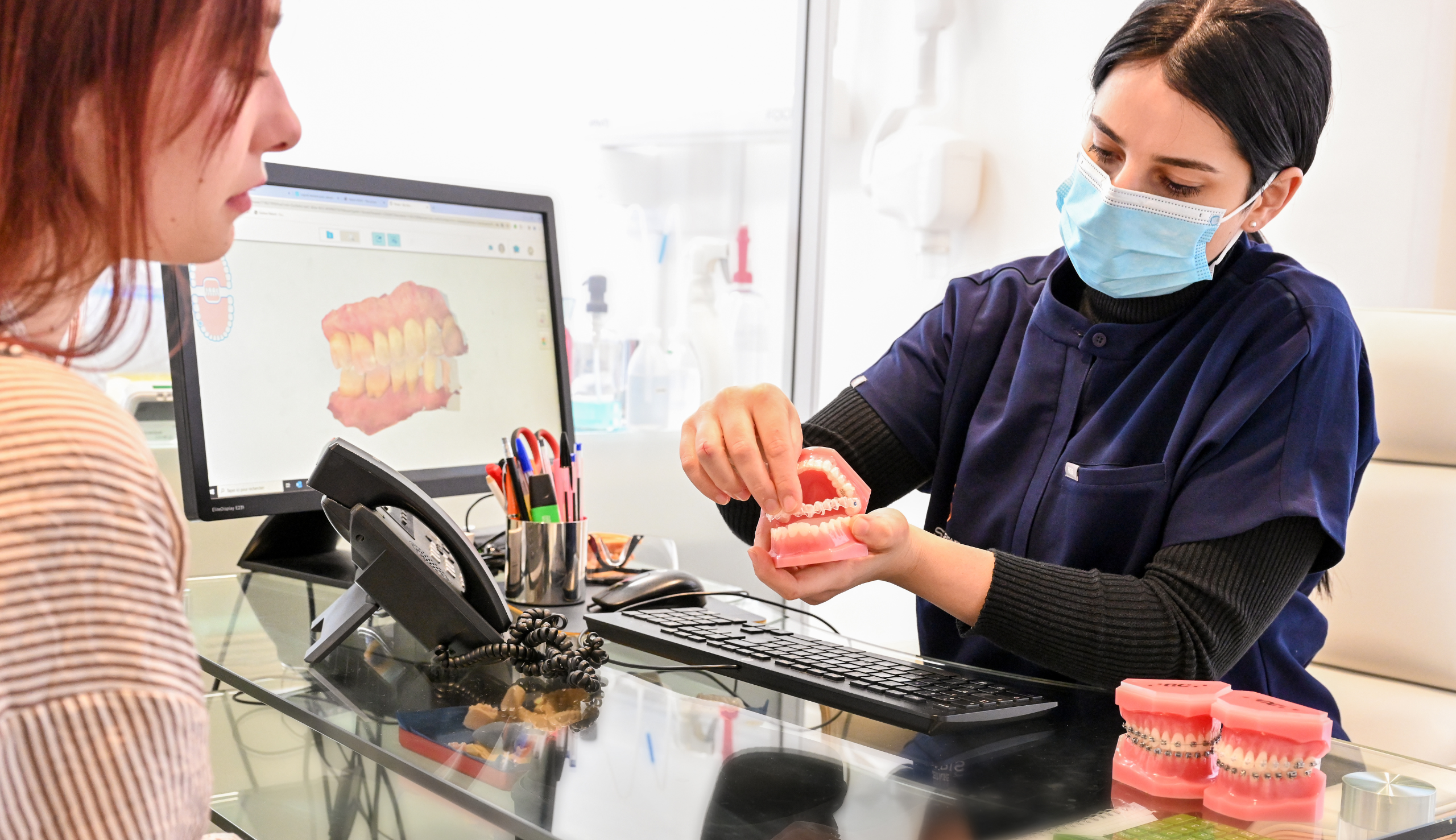 Le traitement orthodontique par aligneurs transparents convient-il à tous le monde | Clinique dentaire Sana Oris | Paris