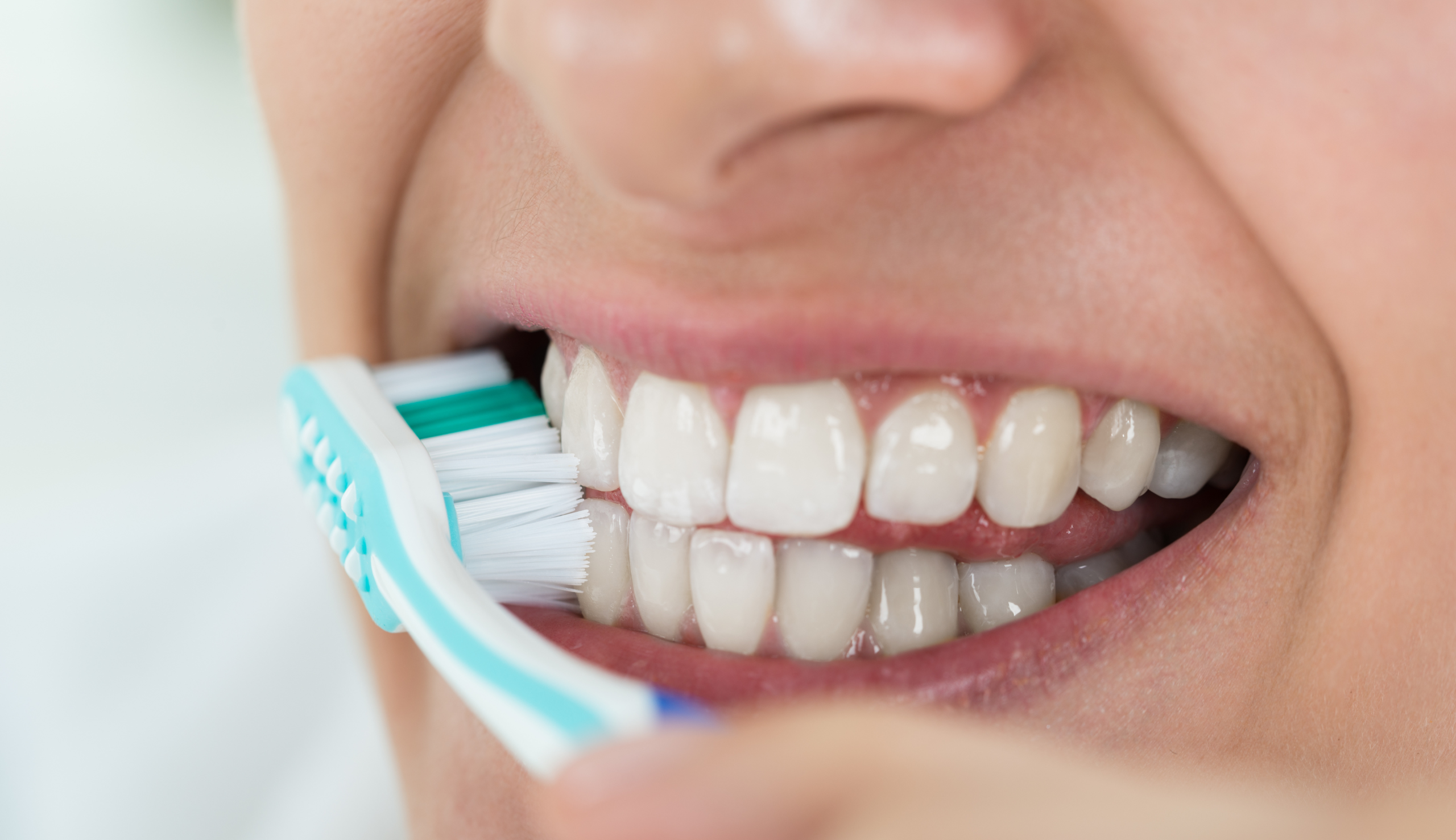 Quels sont les risques d’un brossage des dents trop fréquents | Clinique dentaire Sana Oris | Paris